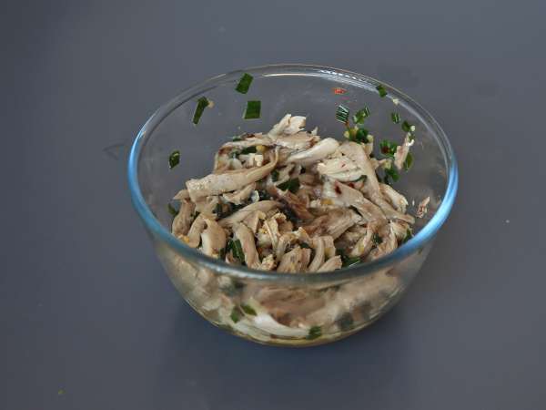 Pollo chino al vapor con jengibre y cebolleta, tierno y jugoso - Preparación paso 9