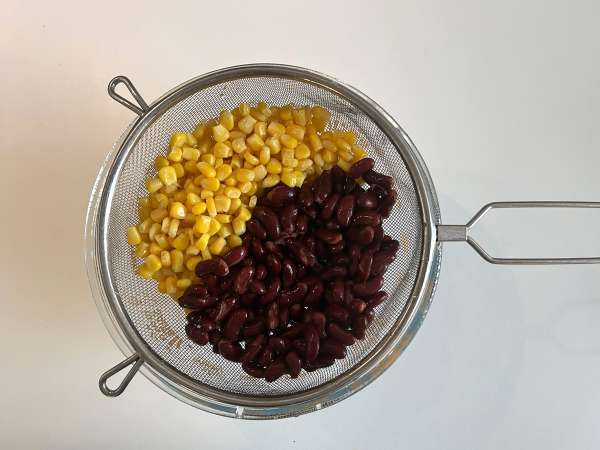 Ensalada proteica de quinoa con alubias rojas y maíz dulce - Preparación paso 3