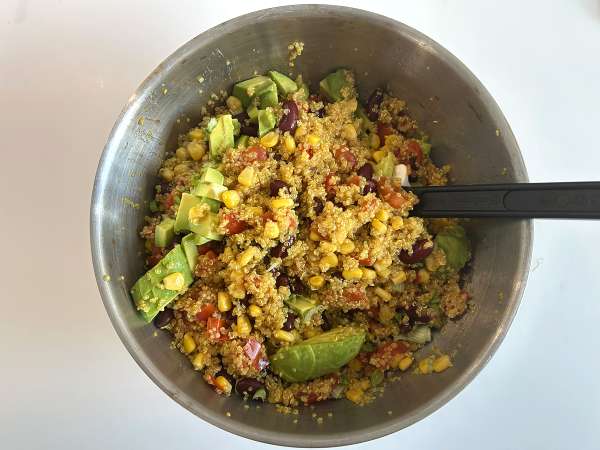 Ensalada proteica de quinoa con alubias rojas y maíz dulce - Preparación paso 7