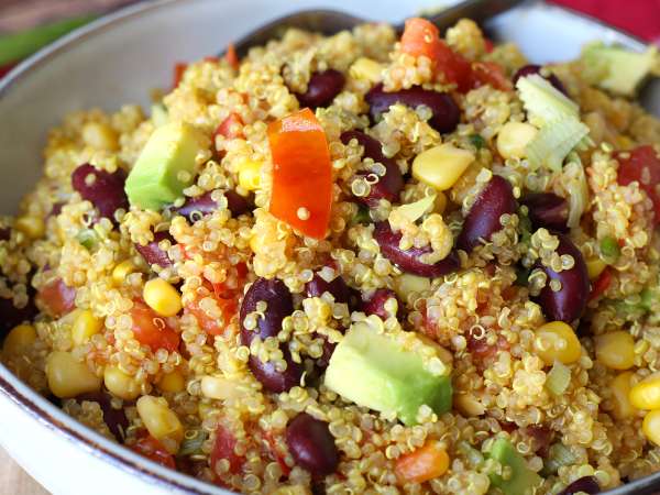 Ensalada proteica de quinoa con alubias rojas y maíz dulce - Preparación paso 8