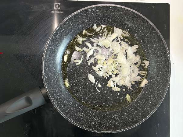 Alubias rojas con salsa de tomate, pimentón ahumado y queso feta al horno - Preparación paso 1