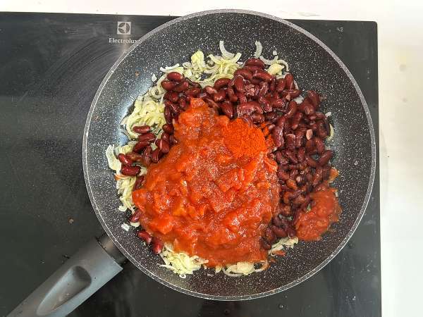 Alubias rojas con salsa de tomate, pimentón ahumado y queso feta al horno - Preparación paso 2