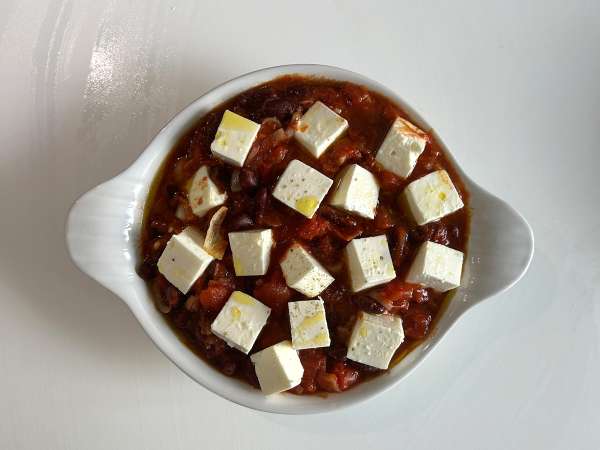 Alubias rojas con salsa de tomate, pimentón ahumado y queso feta al horno - Preparación paso 3