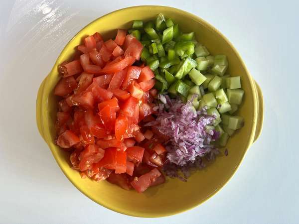 Ensalada de lentejas, queso feta y edamame con verduras crujientes - Preparación paso 1