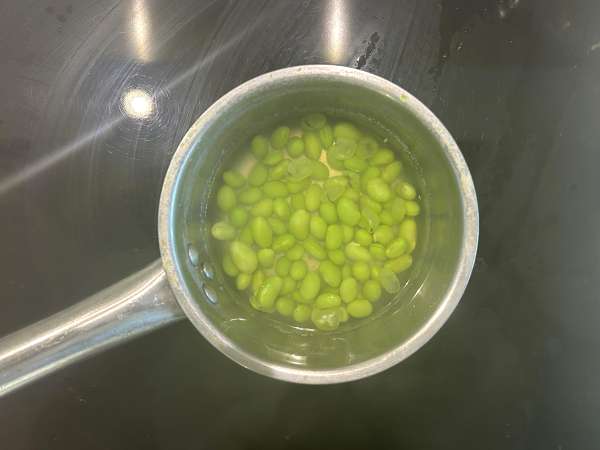 Ensalada de lentejas, queso feta y edamame con verduras crujientes - Preparación paso 3