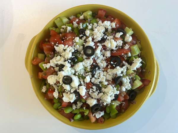 Ensalada de lentejas, queso feta y edamame con verduras crujientes - Preparación paso 5