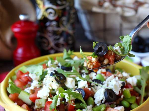 Ensalada de lentejas, queso feta y edamame con verduras crujientes - Preparación paso 6
