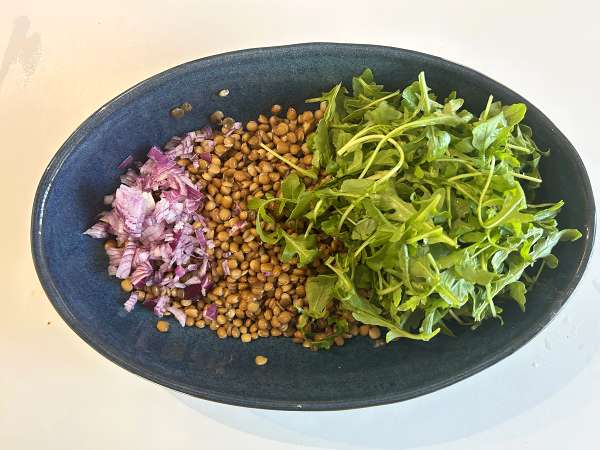Ensalada de lentejas con queso cottage y mozzarella, rica en proteínas - Preparación paso 2