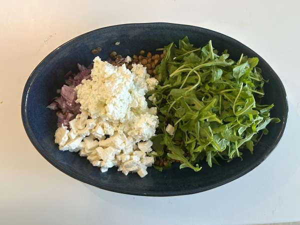 Ensalada de lentejas con queso cottage y mozzarella, rica en proteínas - Preparación paso 3