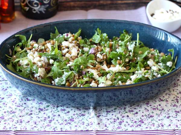 Ensalada de lentejas con queso cottage y mozzarella, rica en proteínas - Preparación paso 5