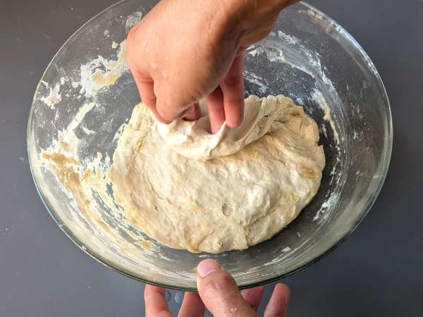 Focaccia esponjosa con tomates cherry, aceitunas y orégano - Preparación paso 5