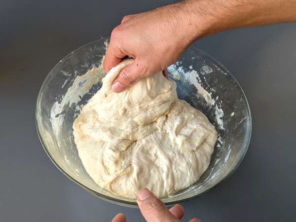 Focaccia esponjosa con tomates cherry, aceitunas y orégano - Preparación paso 7