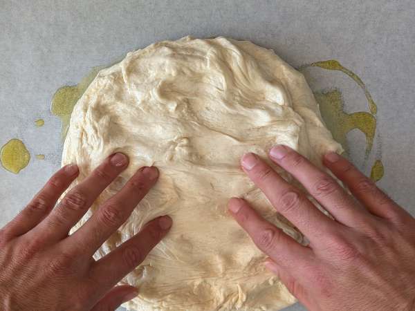 Focaccia esponjosa con tomates cherry, aceitunas y orégano - Preparación paso 8