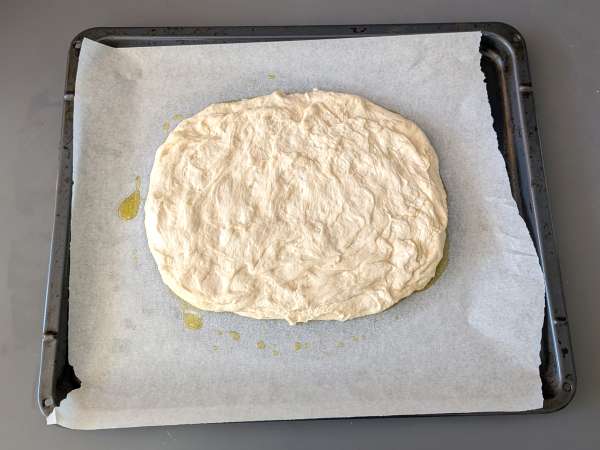 Focaccia esponjosa con tomates cherry, aceitunas y orégano - Preparación paso 9