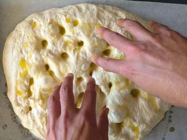Focaccia esponjosa con tomates cherry, aceitunas y orégano - Preparación paso 10
