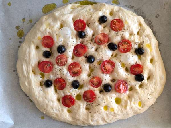 Focaccia esponjosa con tomates cherry, aceitunas y orégano - Preparación paso 11