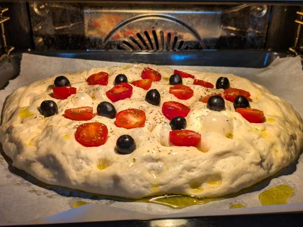 Focaccia esponjosa con tomates cherry, aceitunas y orégano - Preparación paso 12