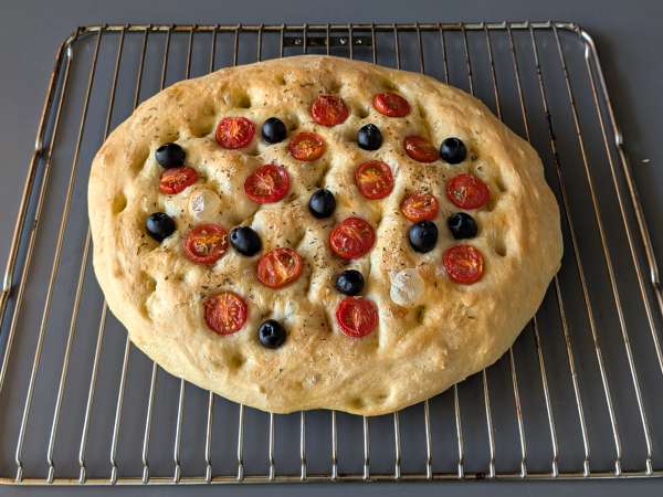 Focaccia esponjosa con tomates cherry, aceitunas y orégano - Preparación paso 13