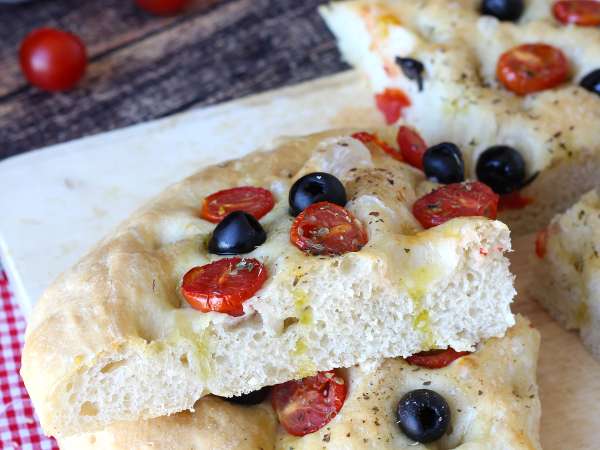 Focaccia esponjosa con tomates cherry, aceitunas y orégano - Preparación paso 14