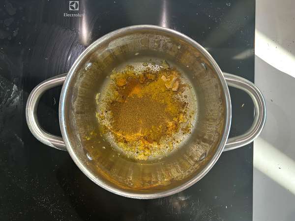 Curry de lentejas rojas con leche de coco: una receta fácil y cremosa - Preparación paso 3