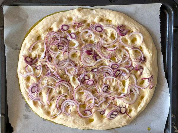 Focaccia rústica con cebolla y romero - Preparación paso 10