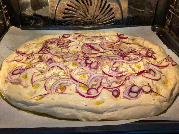Focaccia rústica con cebolla y romero - Preparación paso 11