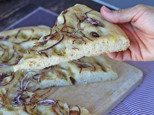 Focaccia rústica con cebolla y romero - Preparación paso 13