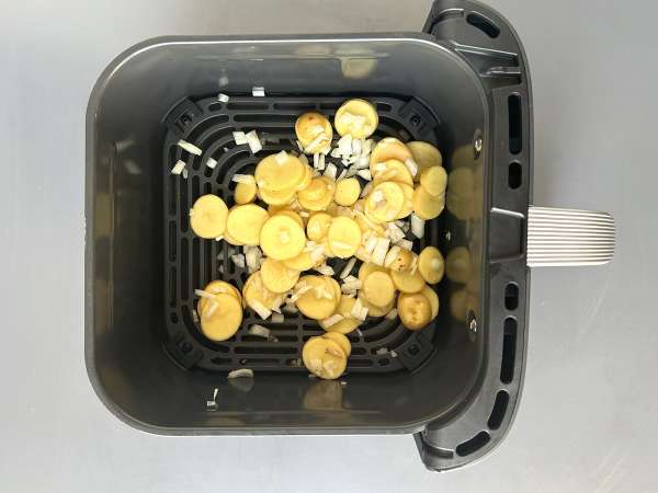Merluza en freidora de aire con salsa de vino blanco, patatas y verduras - Preparación paso 2