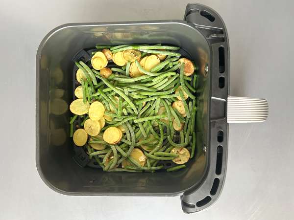 Merluza en freidora de aire con salsa de vino blanco, patatas y verduras - Preparación paso 3