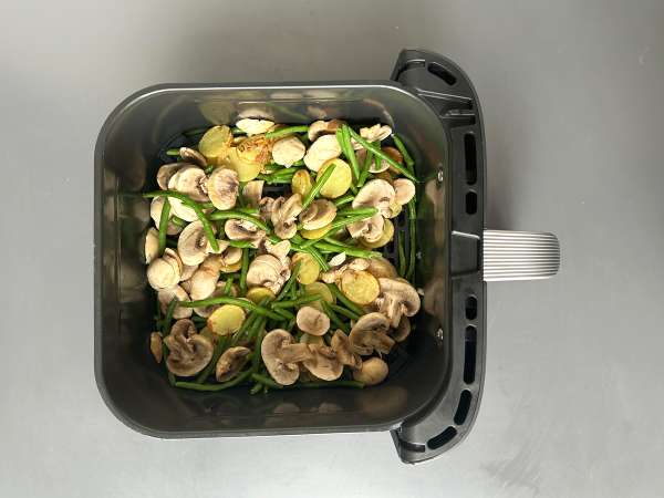 Merluza en freidora de aire con salsa de vino blanco, patatas y verduras - Preparación paso 4
