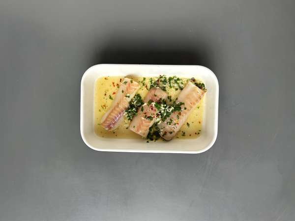 Merluza en freidora de aire con salsa de vino blanco, patatas y verduras - Preparación paso 6