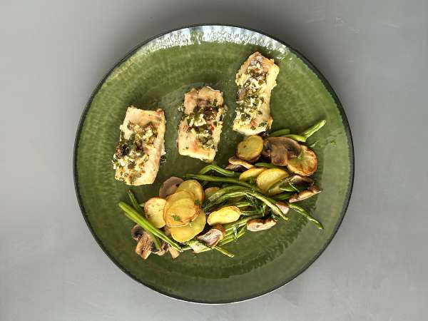 Merluza en freidora de aire con salsa de vino blanco, patatas y verduras - Preparación paso 7