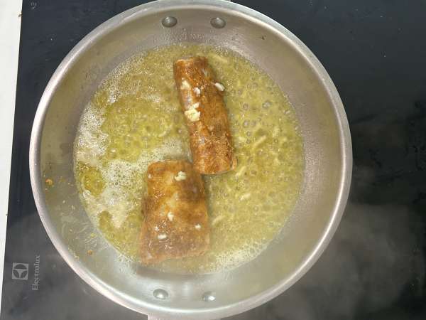 Lomos de bacalao al limón, ajo y especias - Preparación paso 6