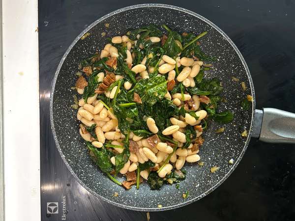 Merluza con alubias blancas, espinacas y chorizo - Preparación paso 4
