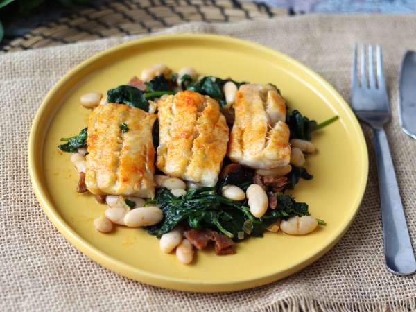 Merluza con alubias blancas, espinacas y chorizo - Preparación paso 5