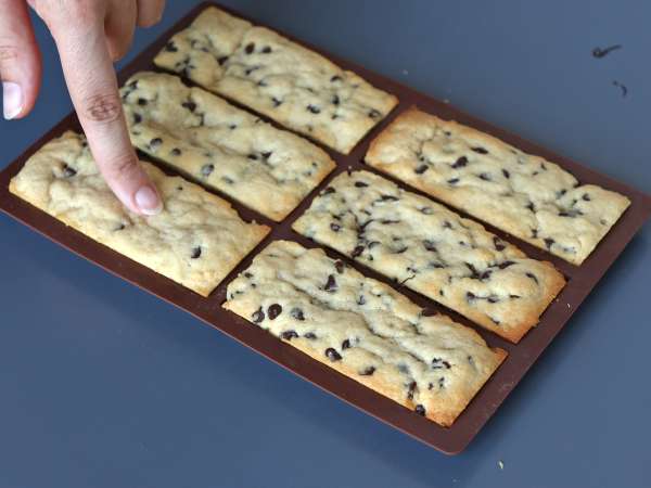 Tabletas de cookie con chocolate, tiernas y crujientes a la vez - Preparación paso 8