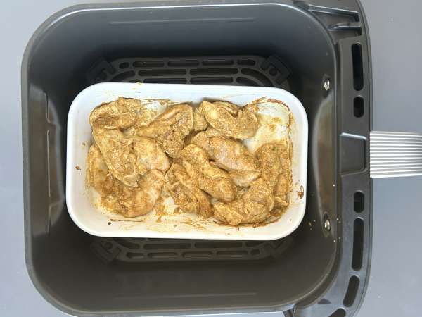 Shawarma de pollo en freidora de aire con pan de pita y salsa de tahini - Preparación paso 5