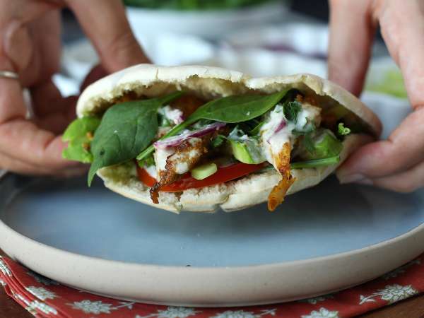 Shawarma de pollo en freidora de aire con pan de pita y salsa de tahini - Preparación paso 8