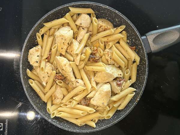 Marry Me Chicken Pasta: pasta cremosa con pollo, parmesano y tomates secos - Preparación paso 10