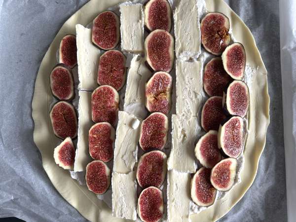 Tarta de hojaldre con higos, brie y nueces - Preparación paso 6