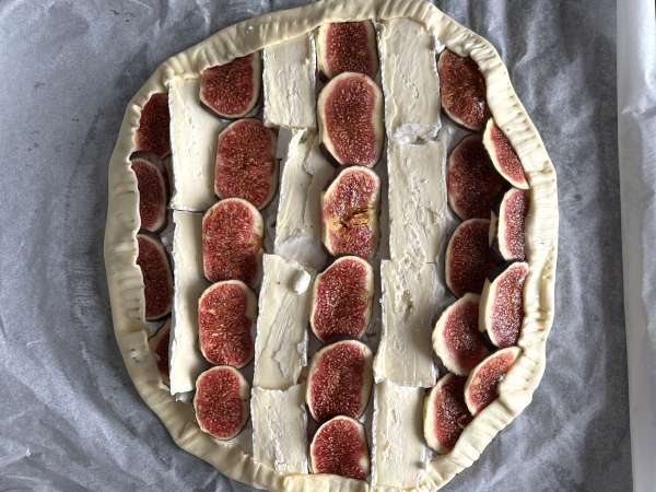 Tarta de hojaldre con higos, brie y nueces - Preparación paso 7