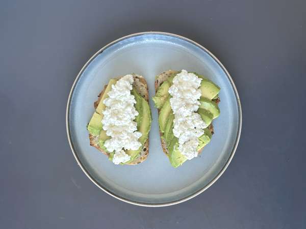 Tostada de aguacate y cottage cheese con miel picante - Preparación paso 3