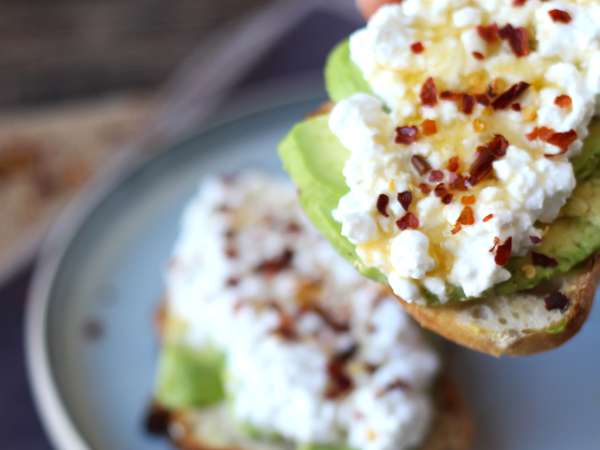 Tostada de aguacate y cottage cheese con miel picante - Preparación paso 4