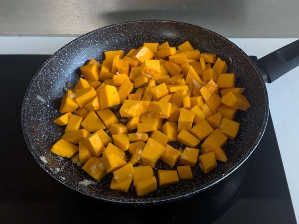 Lasaña de calabaza, speck y nueces: cremosa y con un punto crujiente - Preparación paso 1