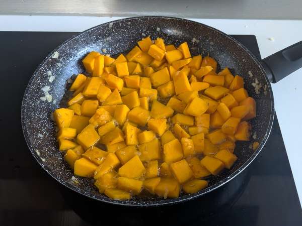 Lasaña de calabaza, speck y nueces: cremosa y con un punto crujiente - Preparación paso 2