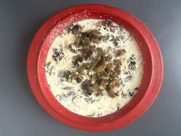 Quiche sin masa con champiñones, beicon y queso cottage - Preparación paso 7