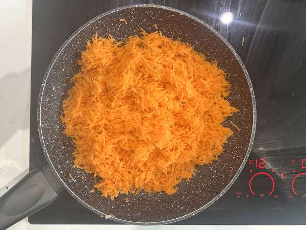 Quiche sin masa de atún, zanahorias y queso cottage: fácil y rica en proteínas - Preparación paso 1
