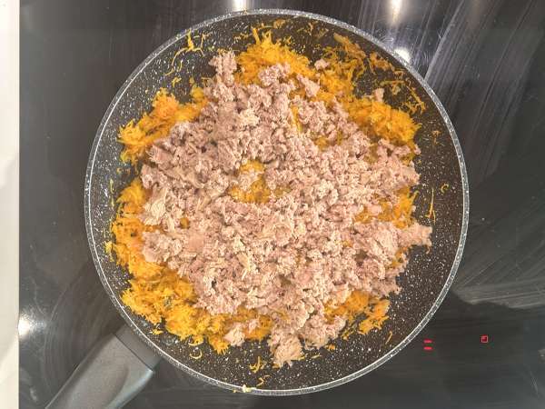 Quiche sin masa de atún, zanahorias y queso cottage: fácil y rica en proteínas - Preparación paso 3