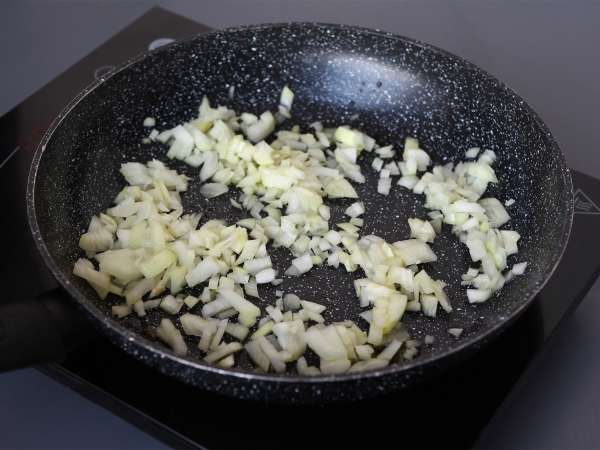 Lasaña en sartén de carne y tomate: lista en 35 minutos - Preparación paso 1