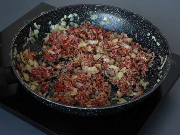 Lasaña en sartén de carne y tomate: lista en 35 minutos - Preparación paso 2